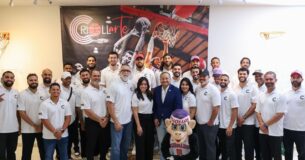 El equipo de los Criollos de Caguas con el alcalde de Caguas, William Miranda Torres. (Suministrada)