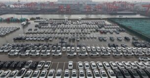 Vehículos eléctricos estacionados en el puerto del canal de Beijing-Hangzhou, listos para exportarse. (Getty Images)
