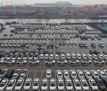 Vehículos eléctricos estacionados en el puerto del canal de Beijing-Hangzhou, listos para exportarse. (Getty Images)